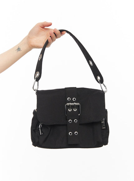 chunky-buckle-eyelet-shoulder-bag-iy502 / Black