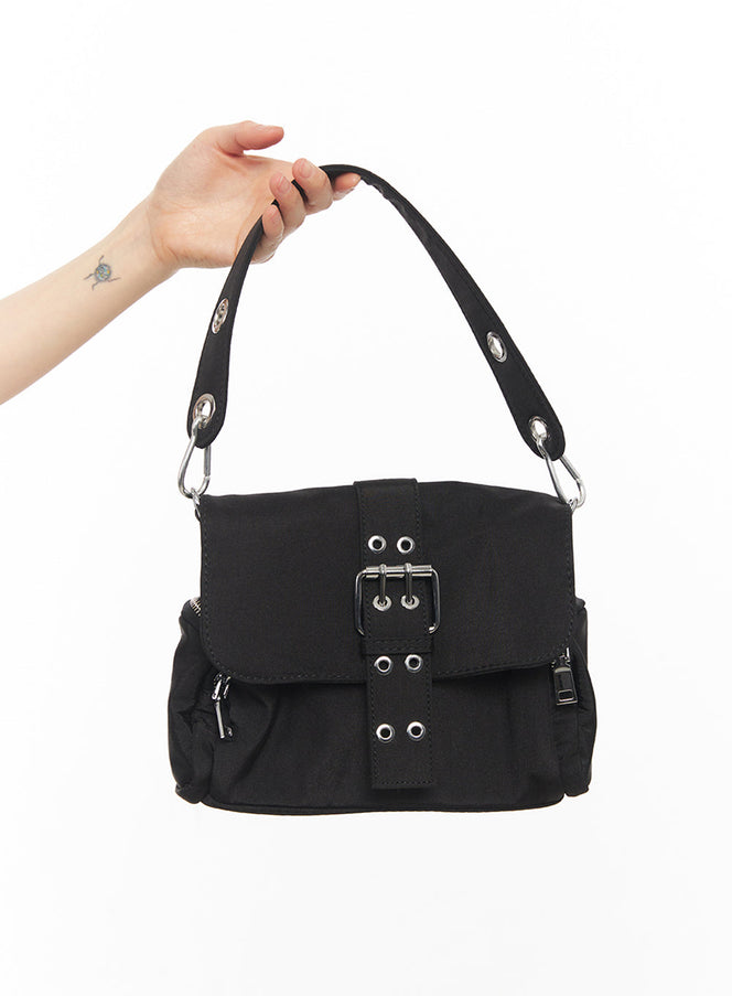chunky-buckle-eyelet-shoulder-bag-iy502 / Black