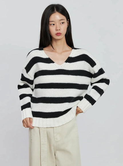 Striped V-neck Sweater IO530