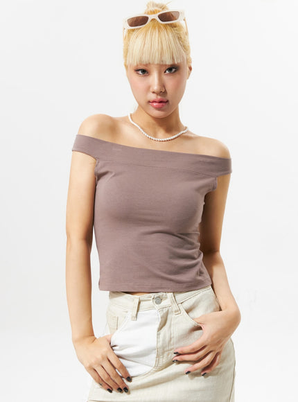 off-shoulder-sleeveless-top-ig302