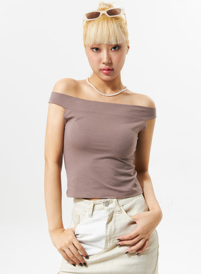 off-shoulder-sleeveless-top-ig302