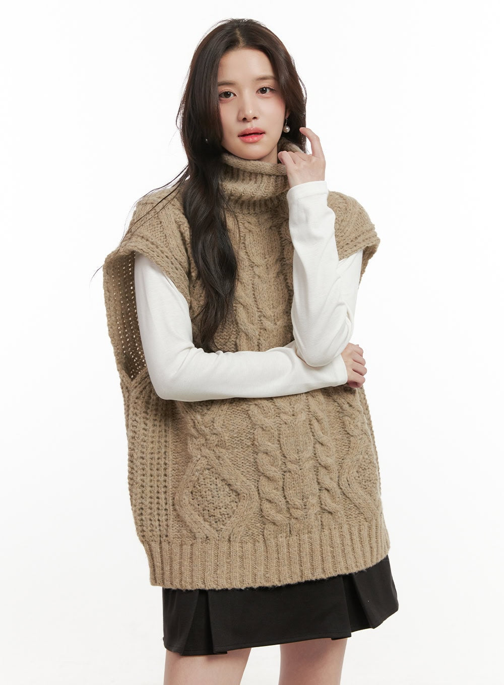 cable-knit-oversize-turtle-neck-vest-on429 / Beige