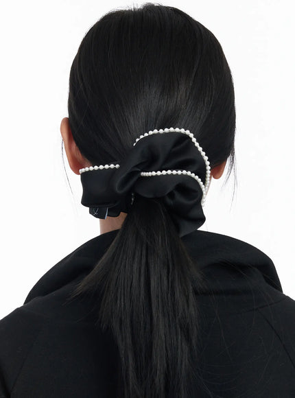 faux-pearl-trim-satin-scrunchie-cj520 / Black