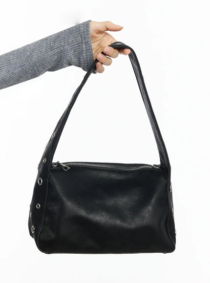 eyelet-strap-square-shoulder-bag-im506 / Black