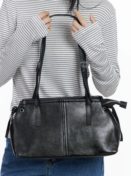 leather-buckle-strap-shoulder-bag-cj520 / Black