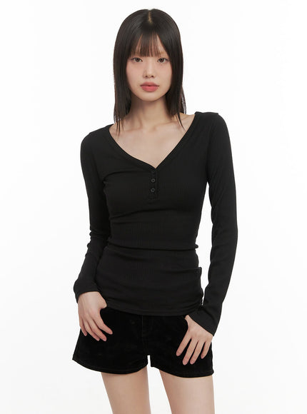 slim-fit-buttoned-v-neck-top-cd425 / Black