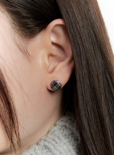plaid-button-earrings-id526 / Black