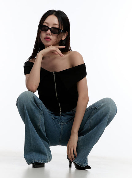 shirred-zip-up-off-shoulder-crop-top-iu503 / Black