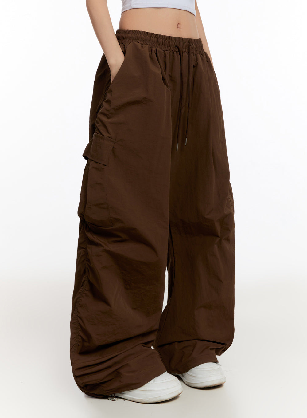 adjustable-nylon-cargo-pants-iu509 / Brown