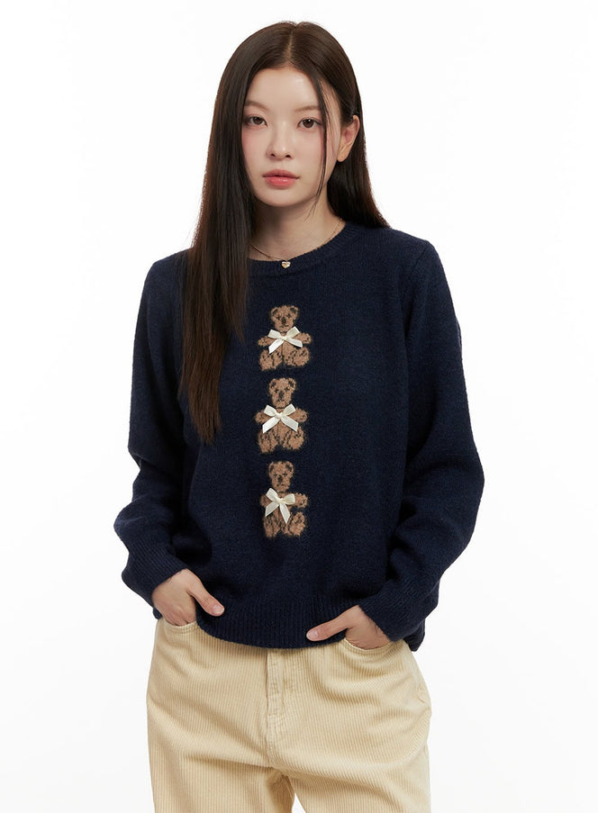 cozy-ribbon-bear-graphic-sweater-on422 / Dark blue