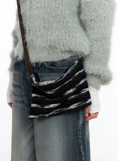 aubrey-striped-knit-shoulder-crossbody-cs529 / Dark brown