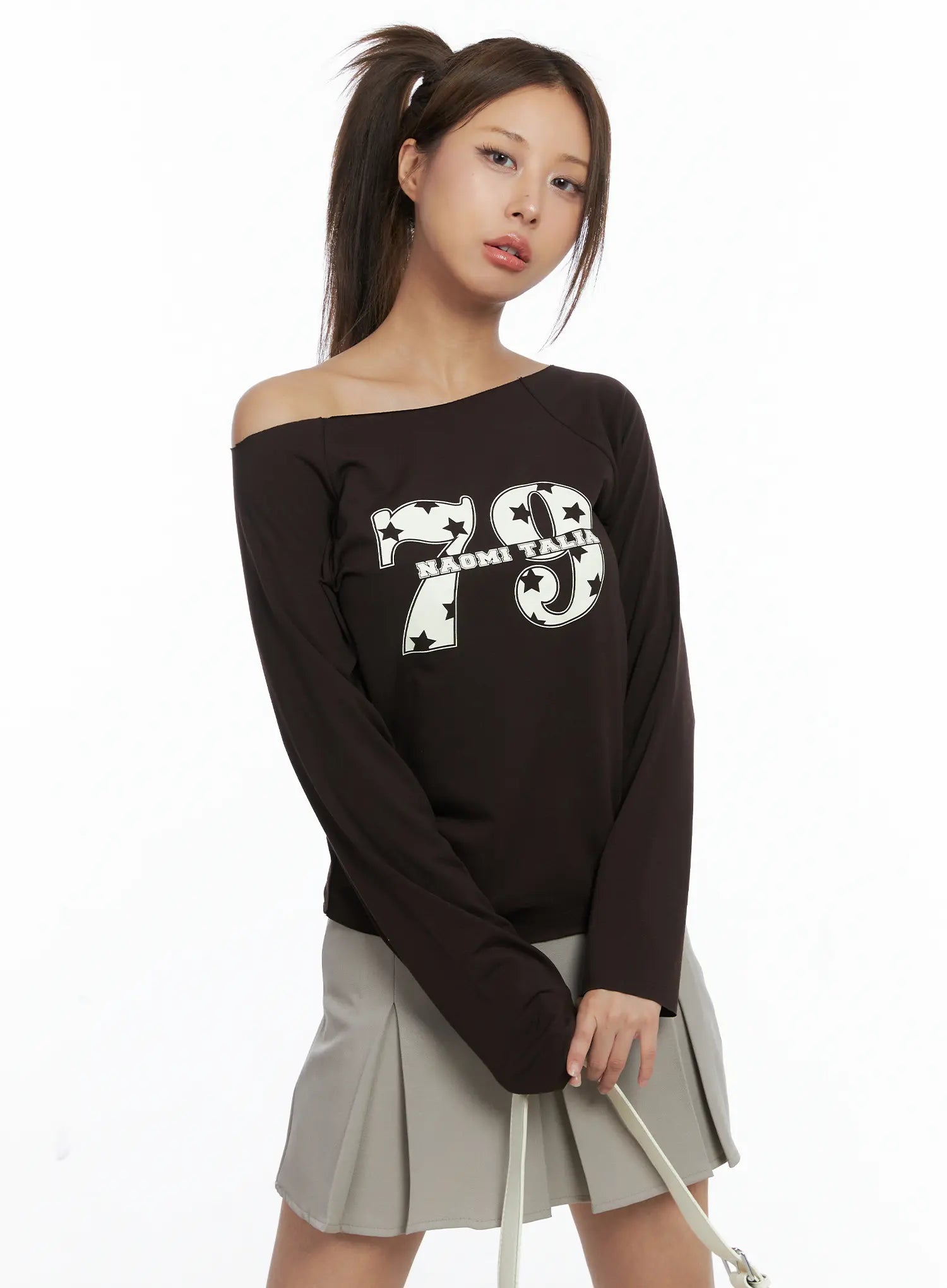 off-shoulder-graphic-long-sleeve-tee-cs504 / Dark brown