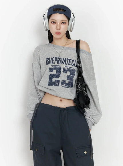 wide-neck-numeral-graphic-sweatshirt-ij528 / Gray