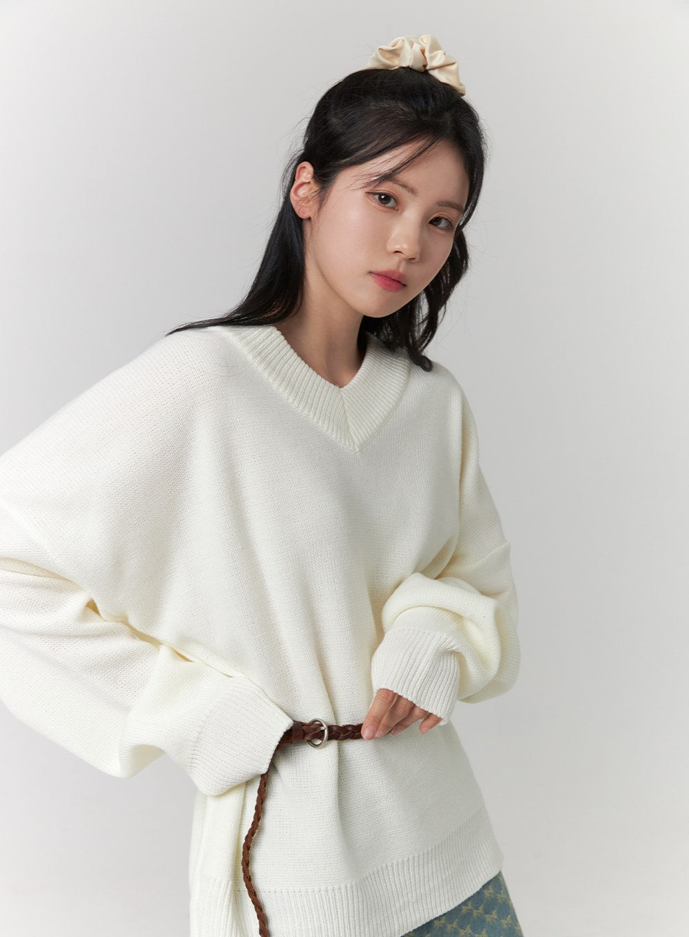 v-neck-knitted-long-sleeve-sweater-oj419 / Light beige