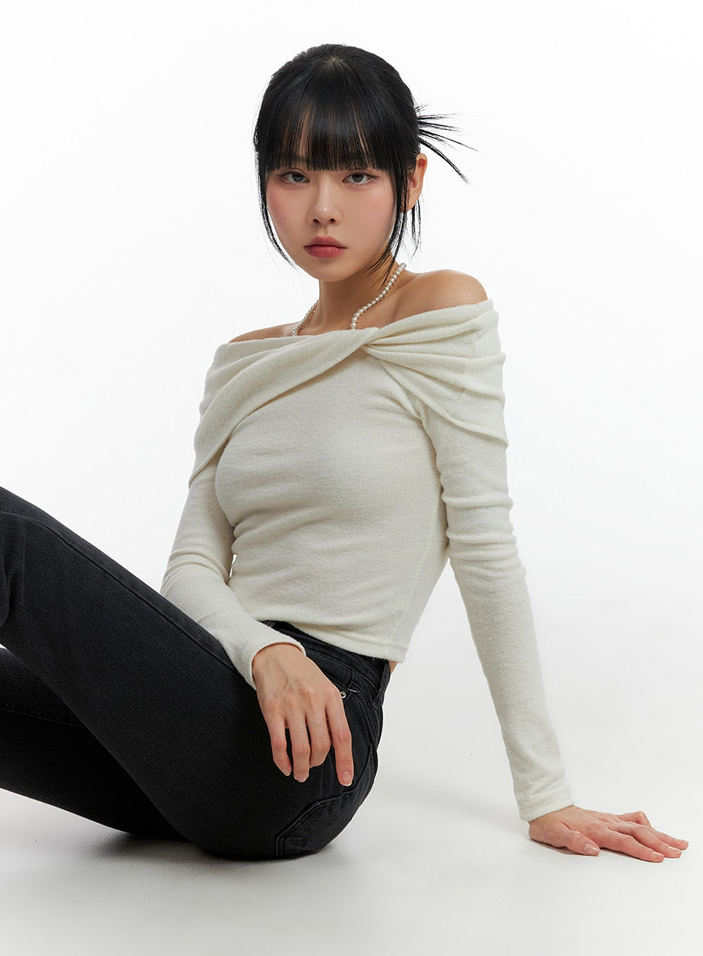 twist-off-shoulder-long-sleeve-if402 / Light beige