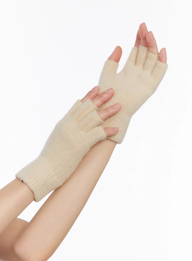knit-fingerless-gloves-in503 / Light beige