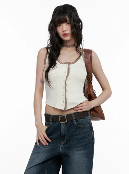 embroidered-lace-trim-tank-top-il531 / Light beige