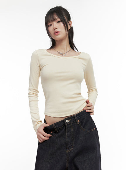 slim-fit-cropped-u-neck-top-in427 / Light beige