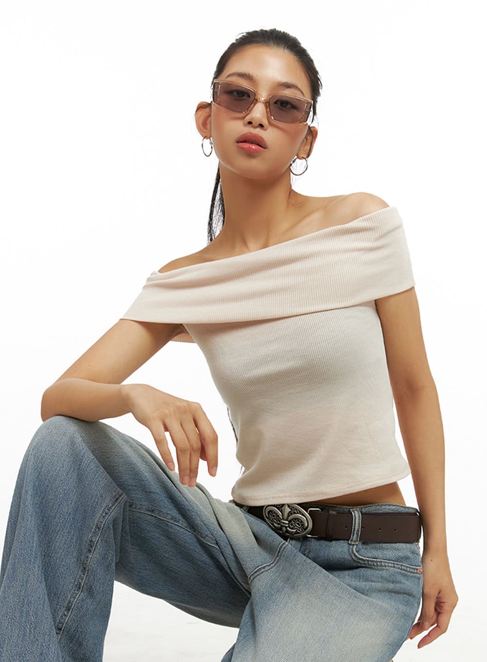 solid-off-shoulder-crop-top-iu412 / Light beige