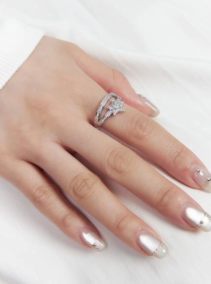 twisted-elegant-star-ring-cf525 / Silver