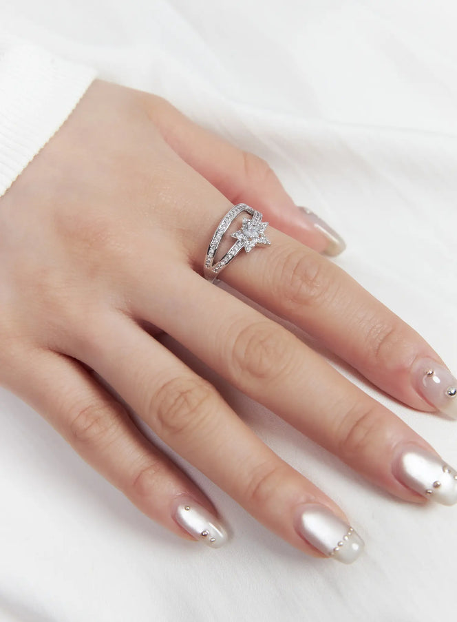 twisted-elegant-star-ring-cf525 / Silver