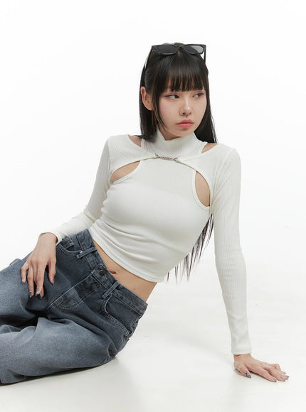 chain-cut-out-turtleneck-cropped-top-oo401 / White