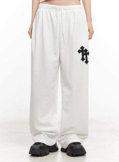 patched-chic-wide-fit-sweatpants-iy516 / White