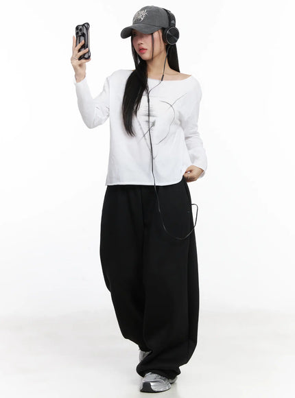 casual-relaxed-neck-graphic-long-sleeve-tee-cd530 / White