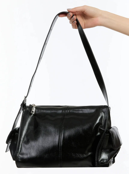 glossy-pocket-shoulder-bag-im509 / Black