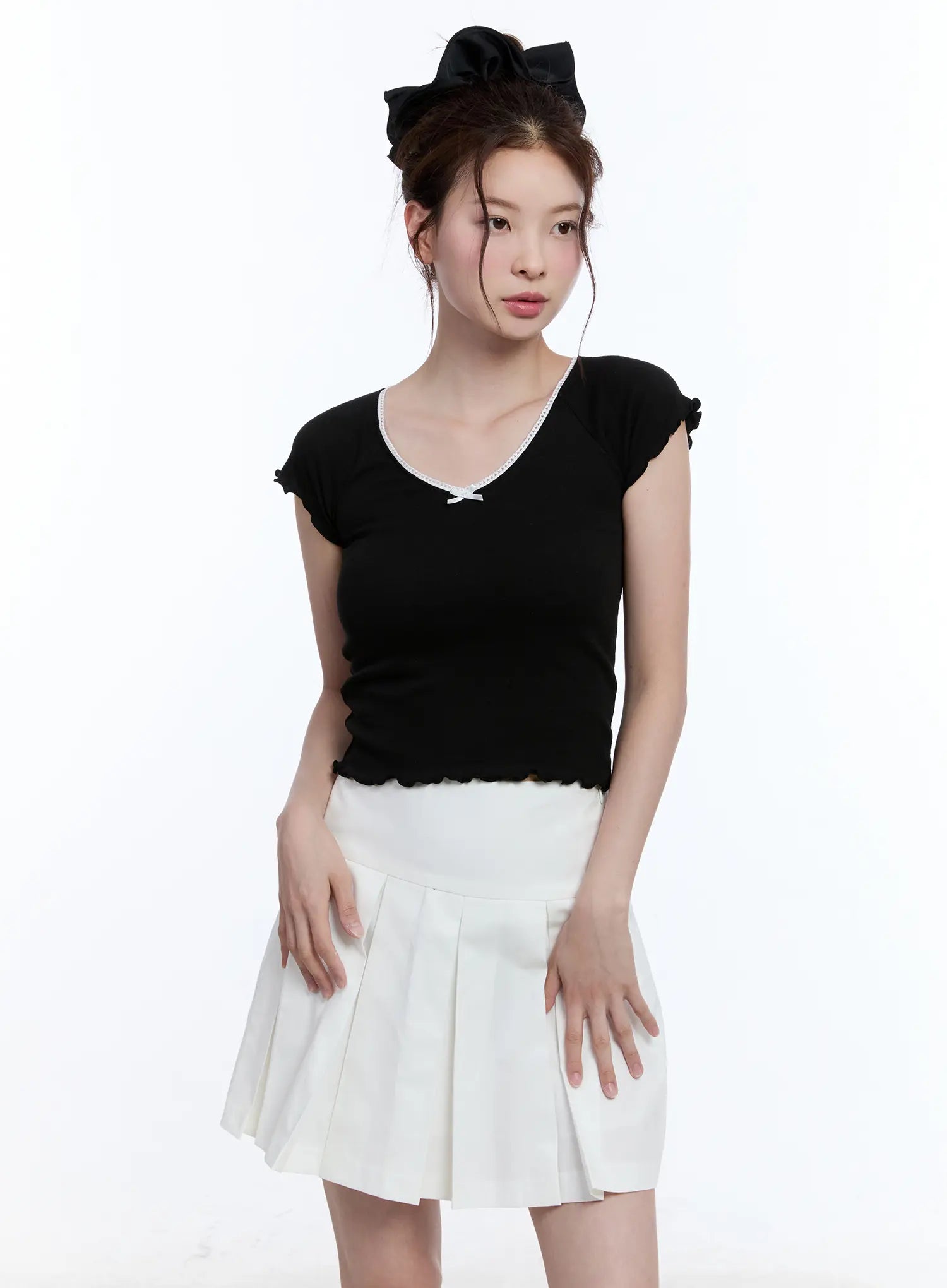 ribbon-lace-v-neck-crop-tee-cu513 / Black