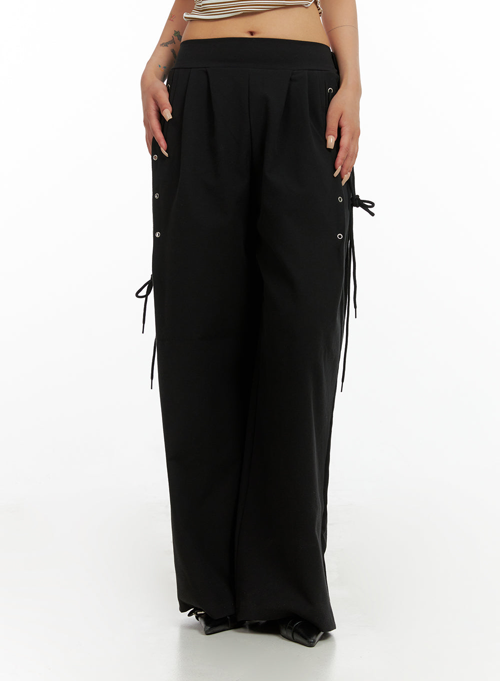 side-eyelet-detail-pants-cl415 / Black