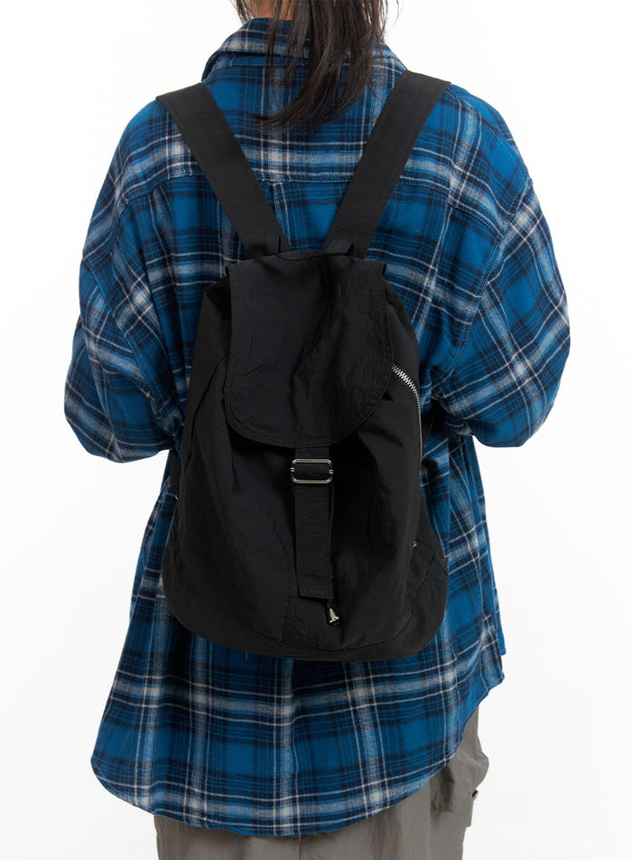 solid-nylon-buckle-backpack-cm413 / Black