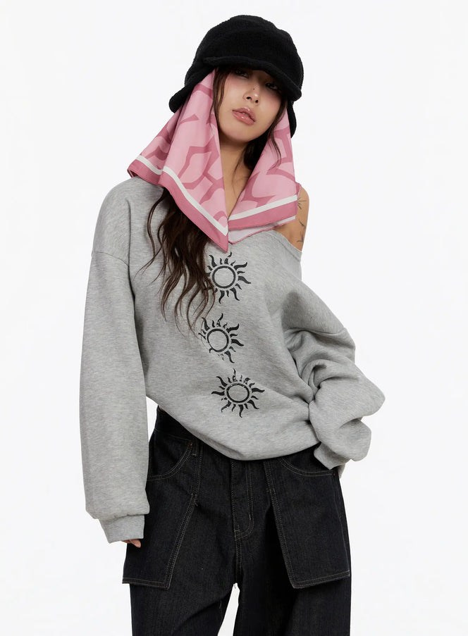 oversized-graphic-off-shoulder-sweatshirt-cn527 / Gray