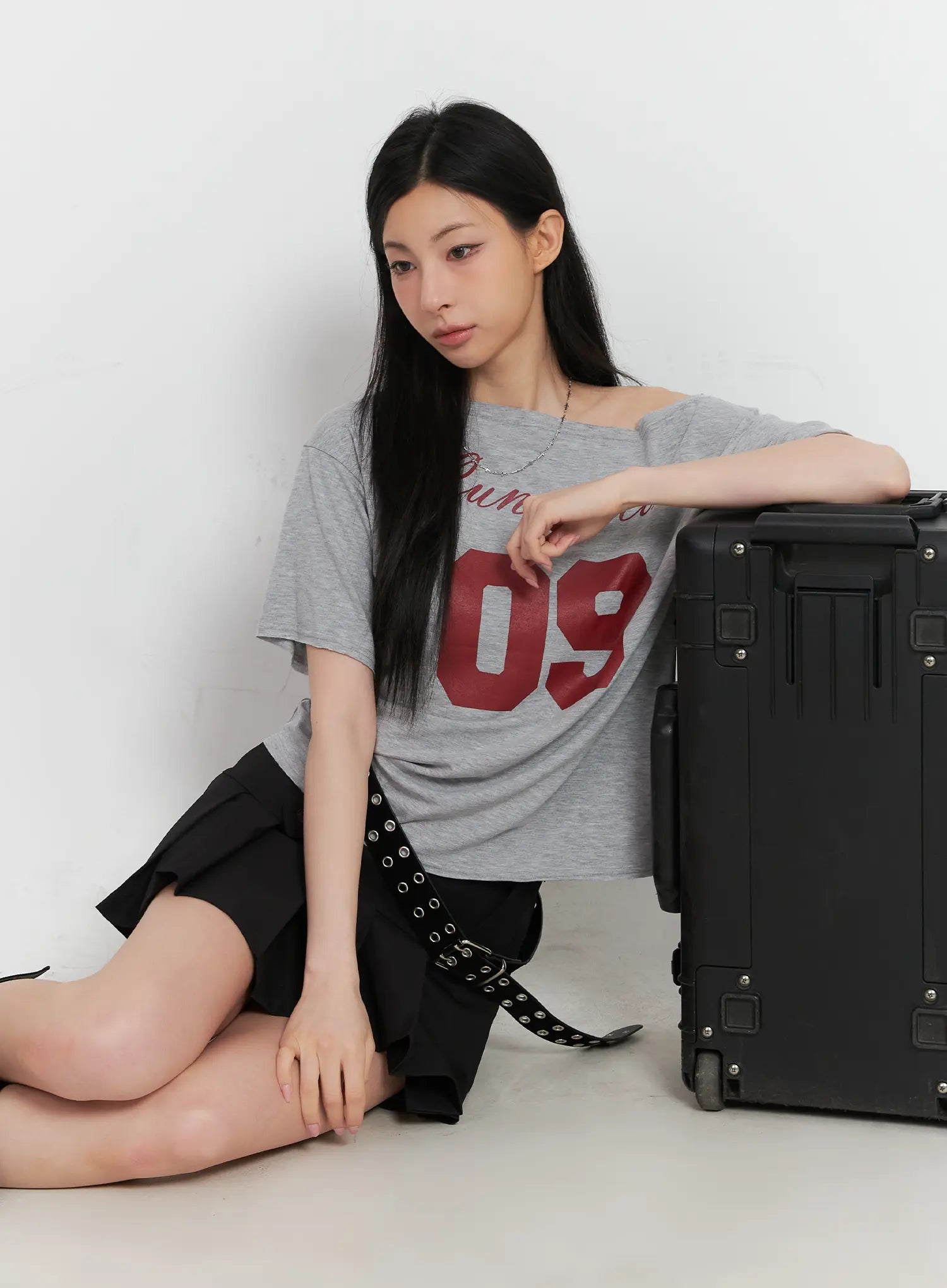 loose-fit-one-shoulder-graphic-tee-cu511 / Gray