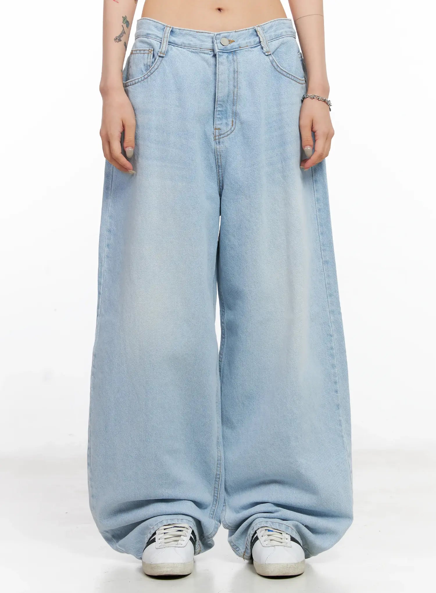 jiyoon-light-wash-relaxed-jeans-cl528 / Light blue