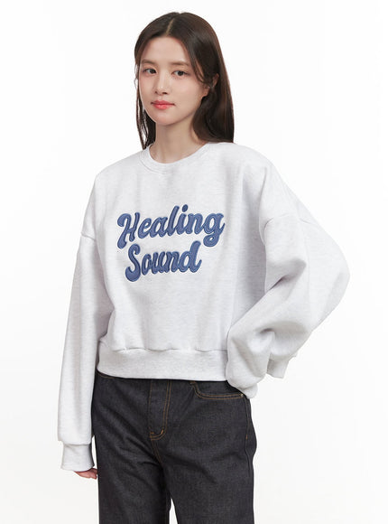 embroidered-patch-detail-crew-neck-cj515 / Light gray