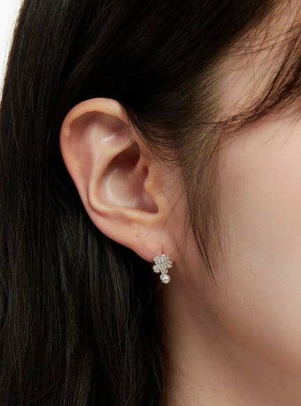faux-pearl-flower-earrings-cd514 / Silver