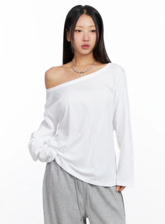 relaxed-off-shoulder-long-sleeve-top-co514 / White