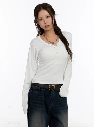 v-neck-buttoned-slim-long-sleeve-tee-cn527 / White