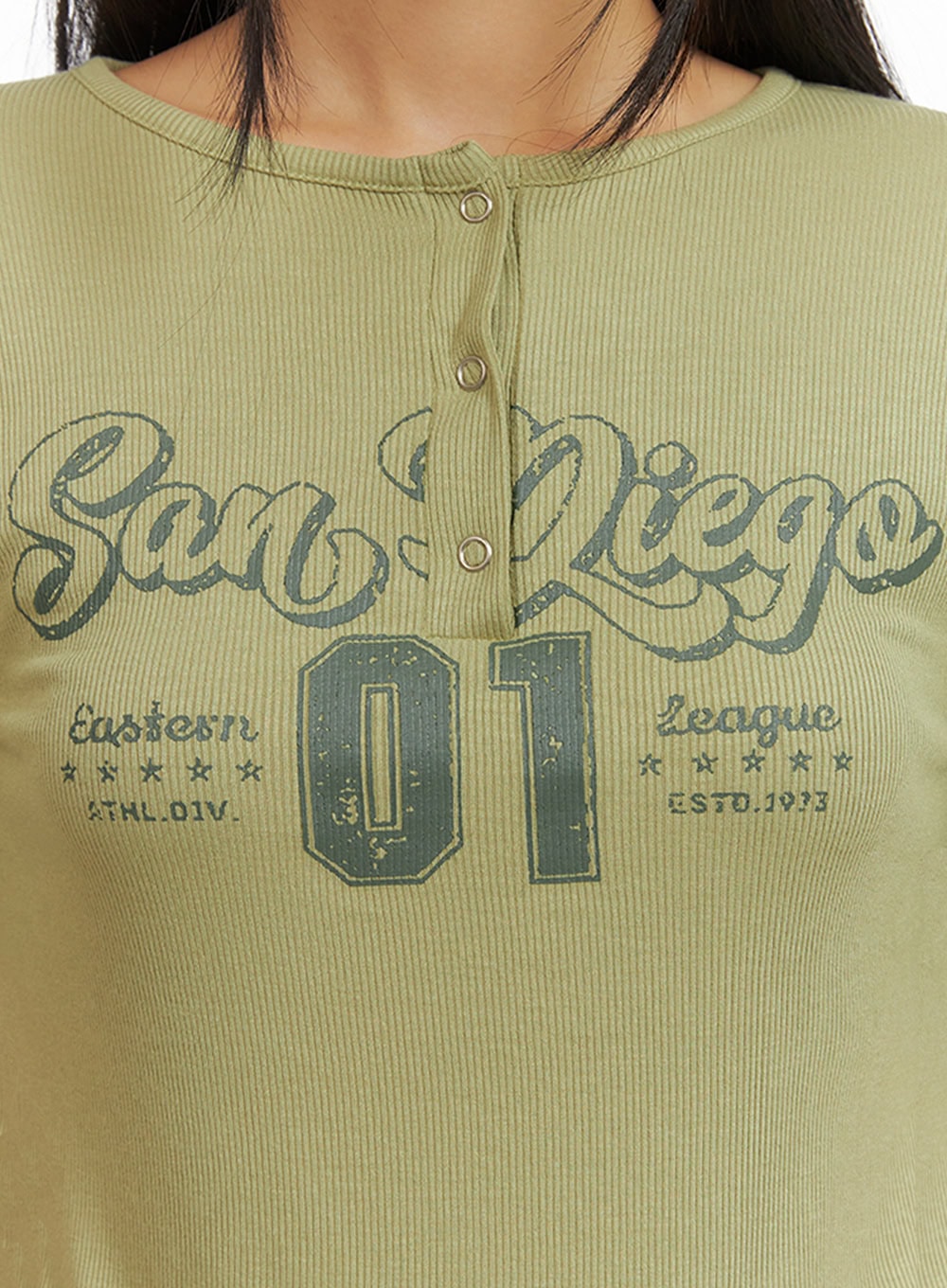 graphic-buttoned-top-iy422