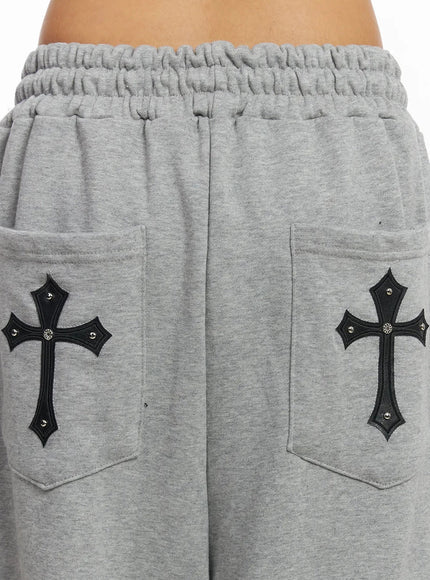 studded-cross-baggy-sweatpants-iy501