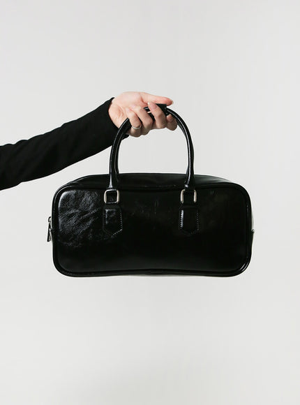 solid-faux-leather-shoulder-bag-ij419 / Black