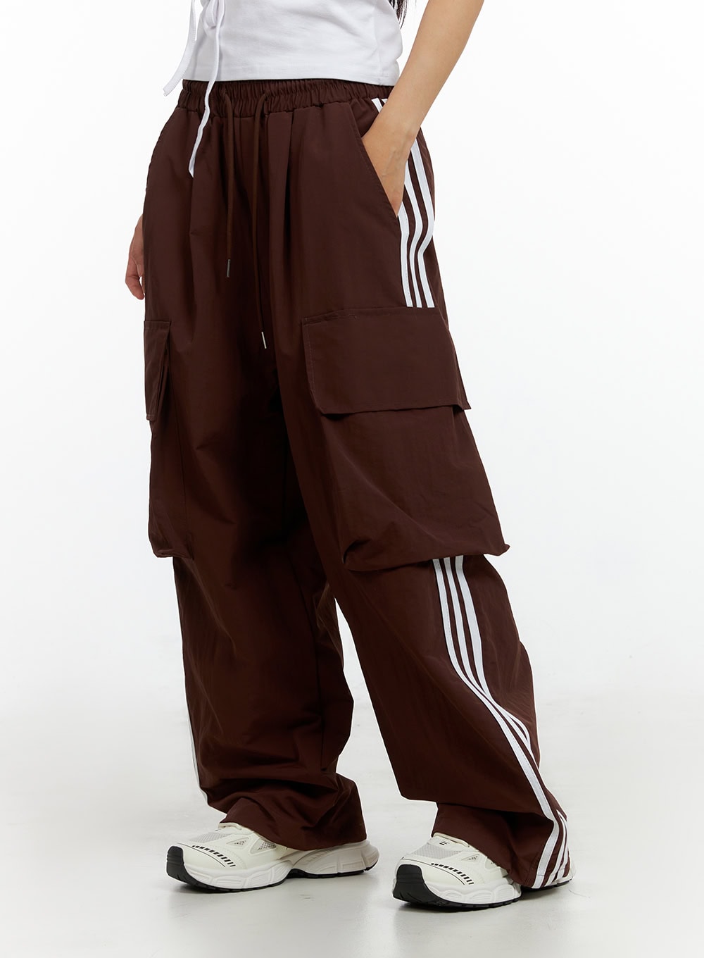 nylon-cargo-string-track-pants-il419 / Dark brown