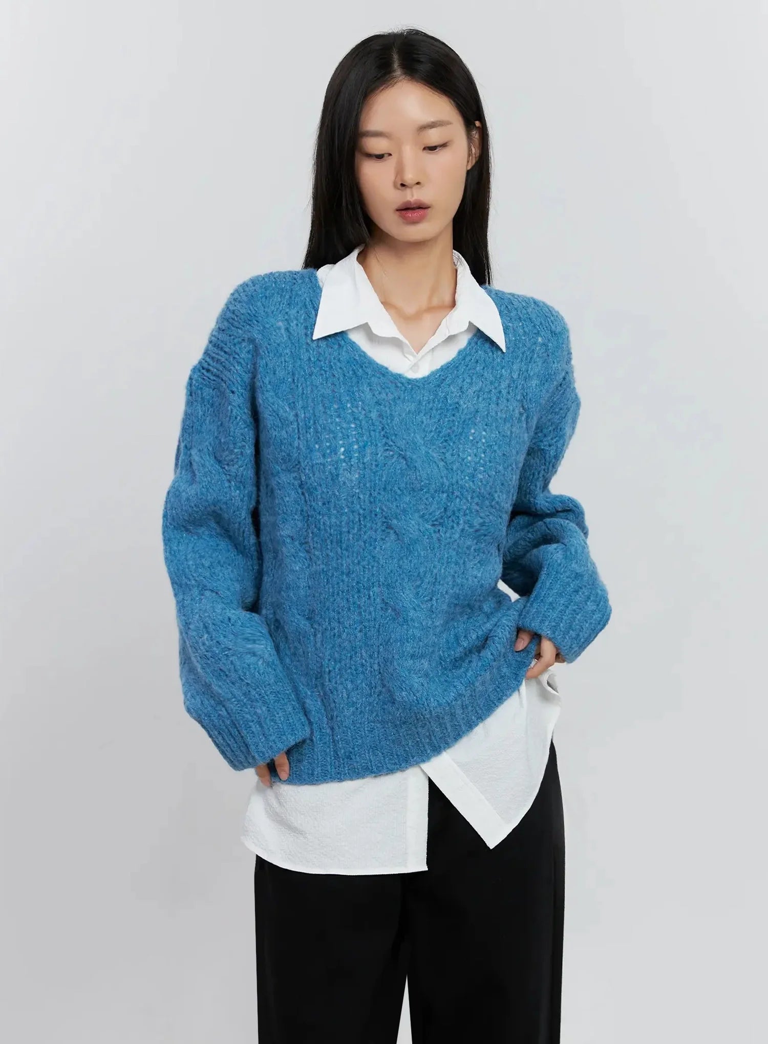 cable-knit-v-neck-sweater-is516
