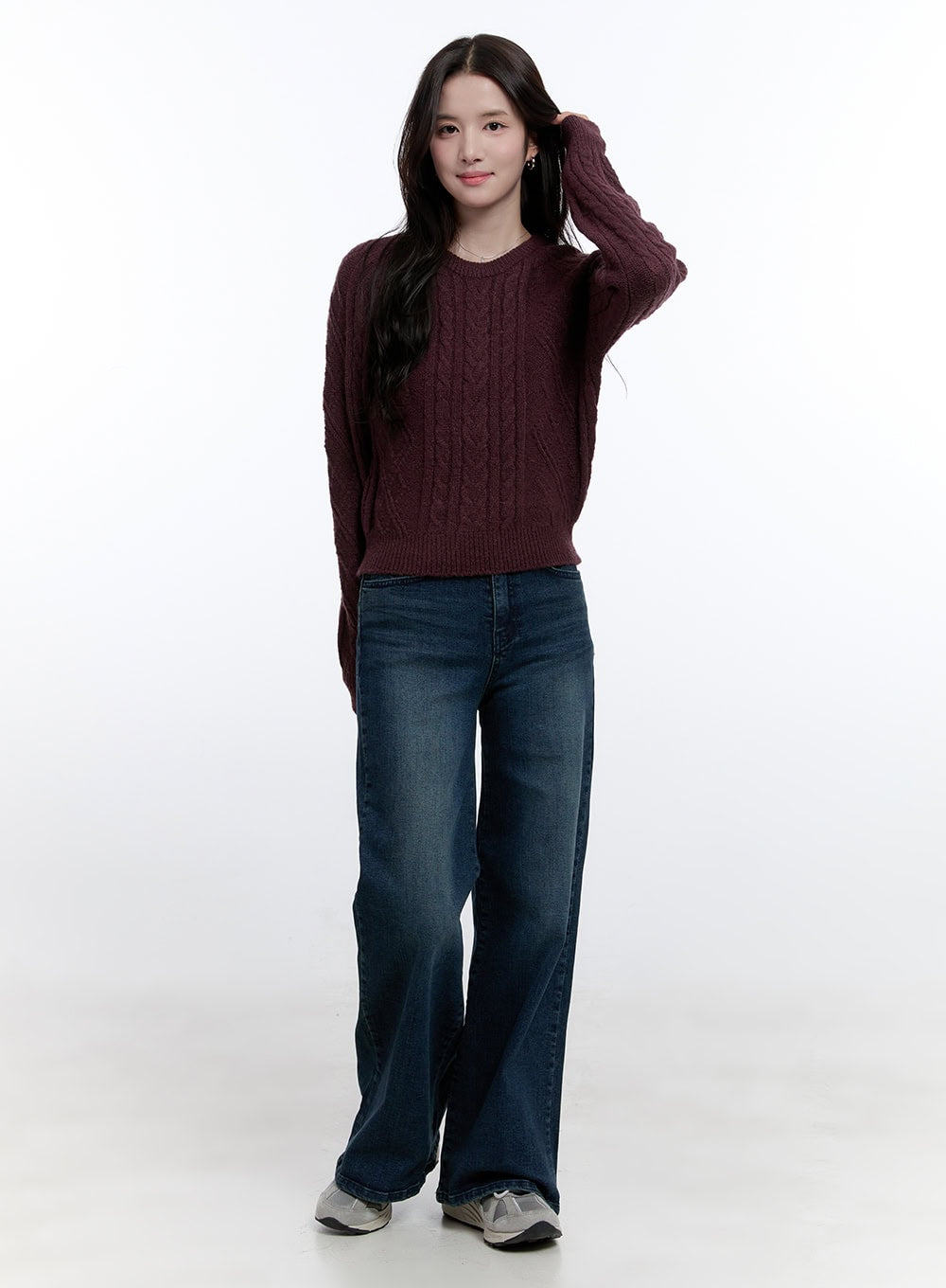 cable-knit-round-neck-sweater-on418