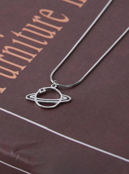 saturn-outline-necklace-ia517