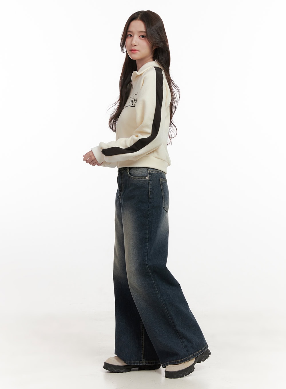 fleece-lettering-zip-up-sweatshirt-on429