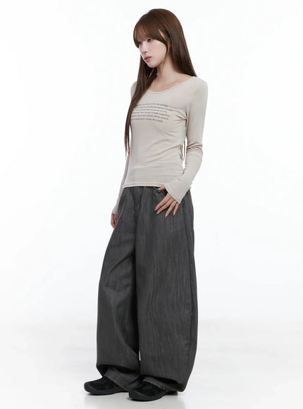 Graphic Text Slim-Fit Long-Sleeve Top CS501