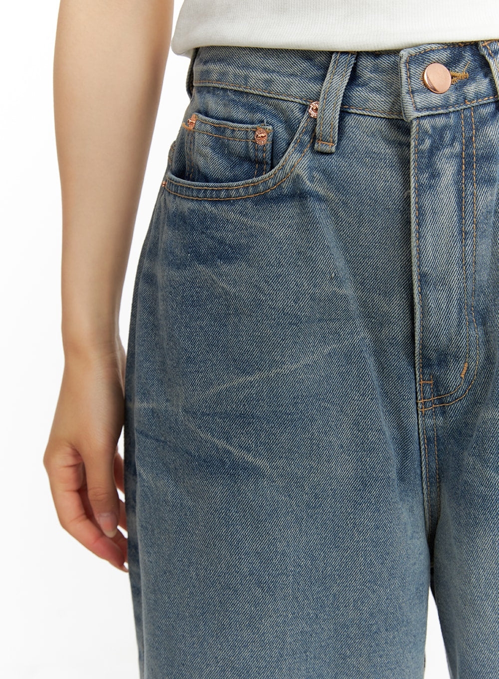 relaxed-washed-wide-fit-jeans-ca408