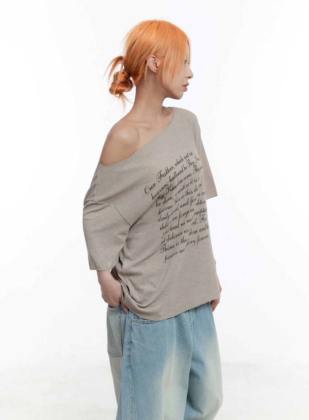 loose-fit-graphic-off-shoulder-tee-cu502